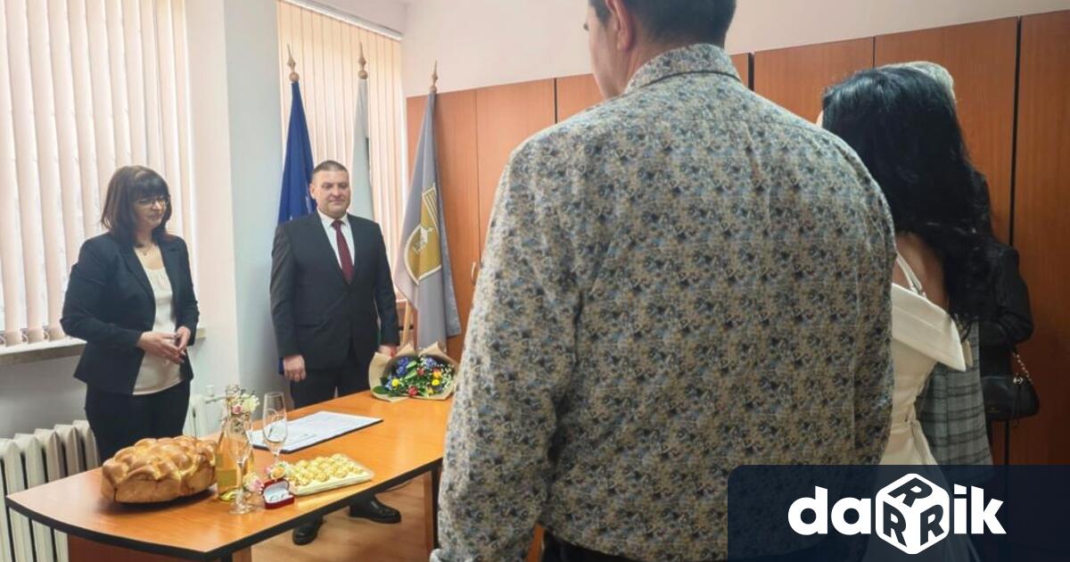 Скъпи младоженци с радост Ви пожелавам безброй щастливи моменти в