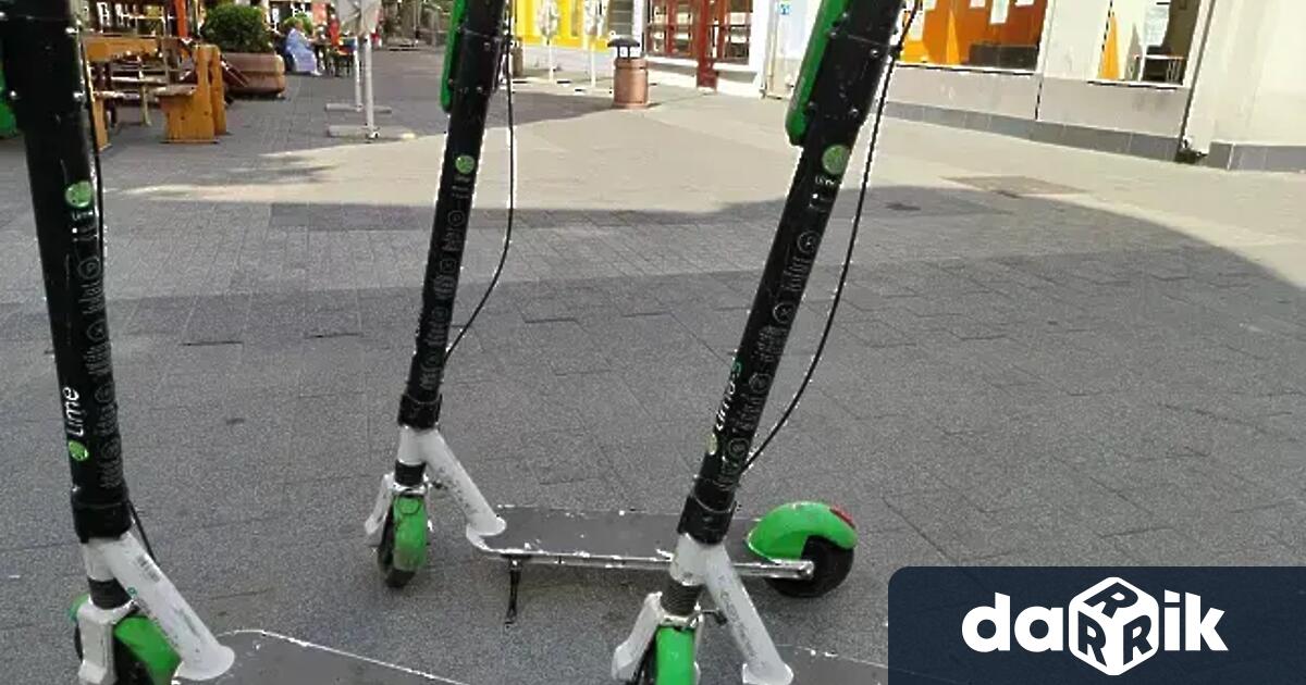 Безразборно оставени електрически тротинетки по тротоари зелени площи и входове