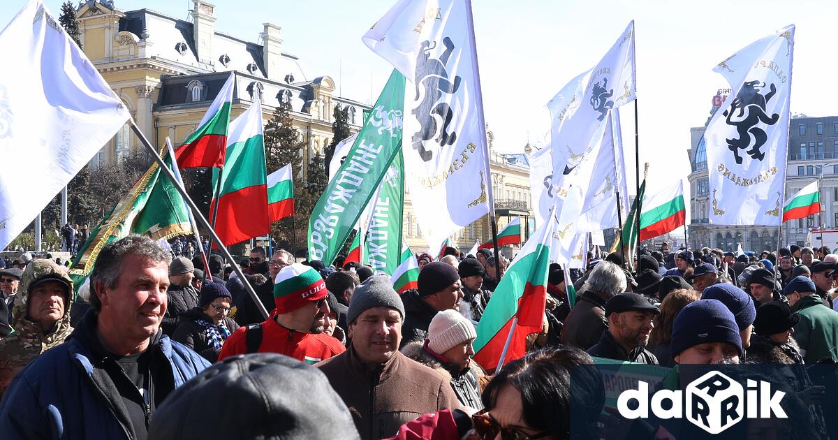 По обед в събота симпатизанти на партия Възраждане се събраха