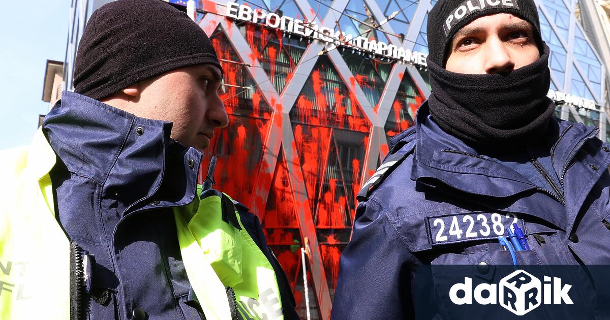 Шестима задържани и десет пострадали полицаи след щурма на симпатизанти