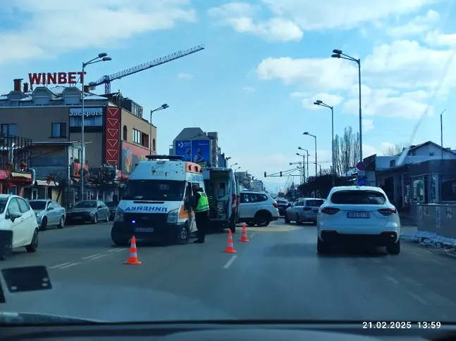 Джип блъсна линейка в София, трима пострадаха