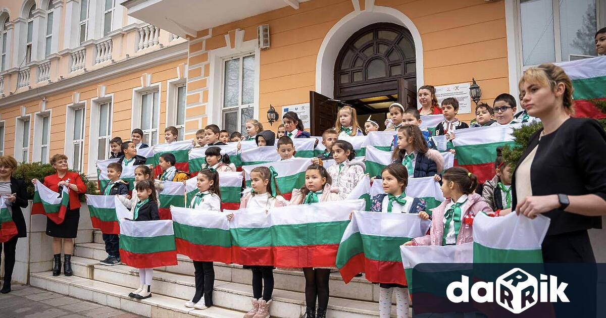 Продължаваме традицията в навечерието на 3 март да раздаваме българското