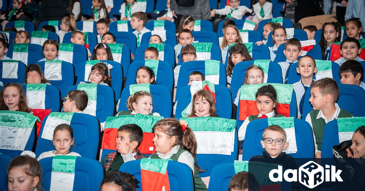 В навечерието на националния празник над 550 първокласници от Враца