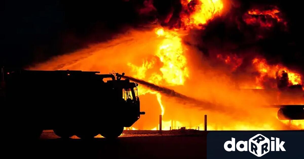 Обхванатият от пожар цех за риба в Пазарджик вчера следобед