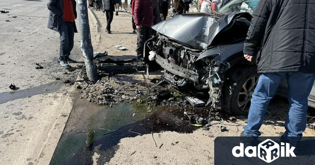 Автомобил помете пешеходец при удар в електрически стълб на метри