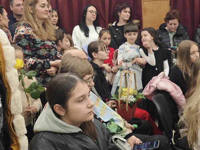  Награди за надарени плевенски деца от Международен конкурс за рисунка в Бангладеш 