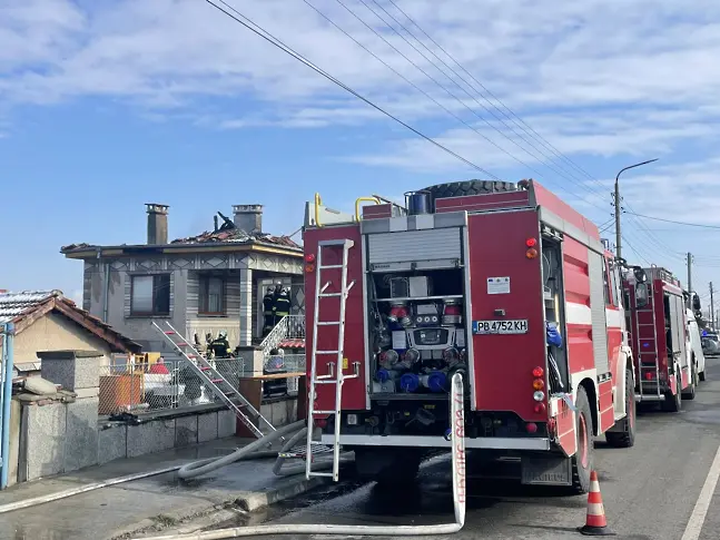 Пожар изпепели покрив на къща в Милево