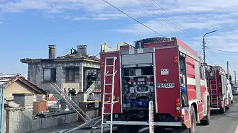 Пожар изпепели покрив на къща в Милево