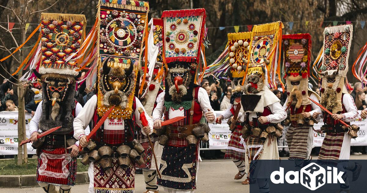 С народни танци край огъня и вземане на традиционната за