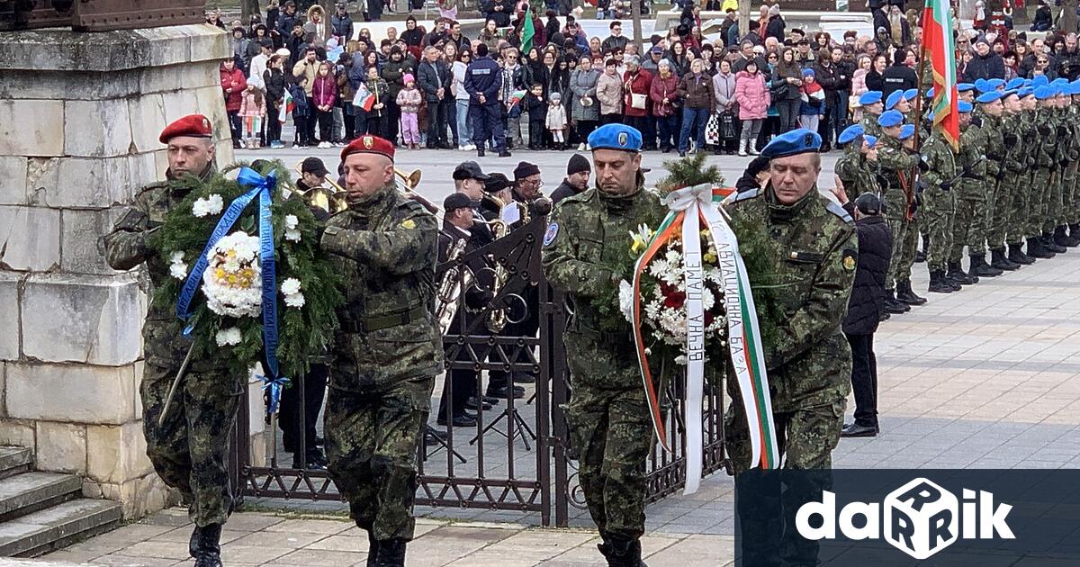 На 3 ти март стотици плевенчани се събрахана централния площад Възраждане