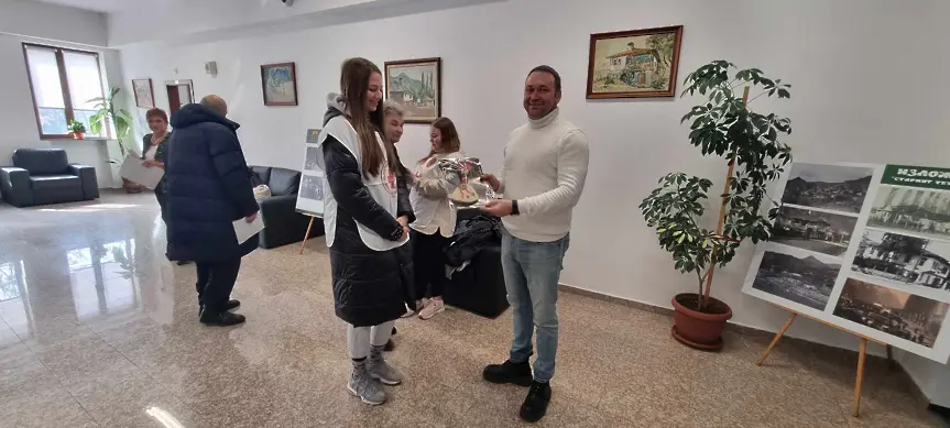  Младите червенокръстци от Троян и Тетевен зарадваха деца в риск и жители по случай 1 март 