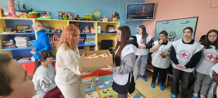  Младите червенокръстци от Троян и Тетевен зарадваха деца в риск и жители по случай 1 март 