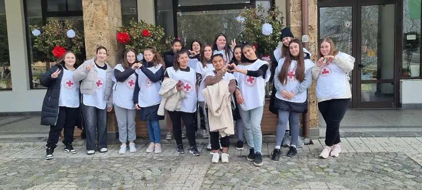  Младите червенокръстци от Троян и Тетевен зарадваха деца в риск и жители по случай 1 март 