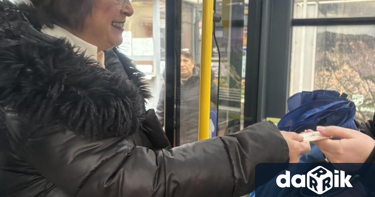 И тази години Баба Марта раздаде мартенички в превозните средства