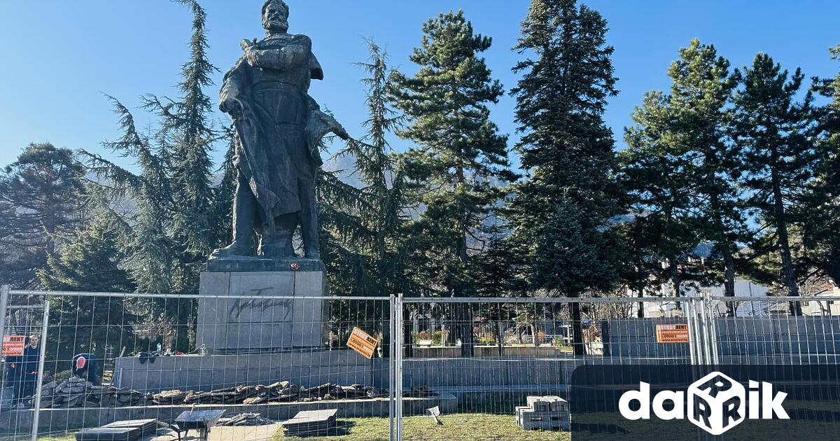 В момента се демонтират гранитните плочи на архитектурния ансамбъл които