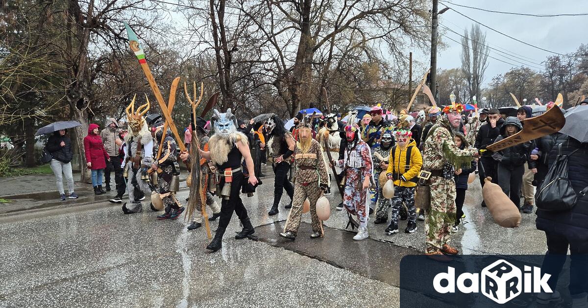 Проливният дъжд не спря кукерския дух в пловдивския квартал Коматево