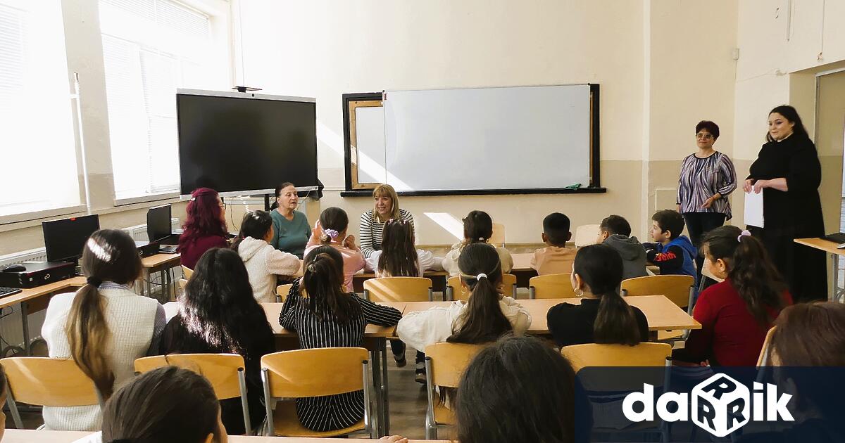 В слънчевата сутрин на 6 март кметът на Община Нова