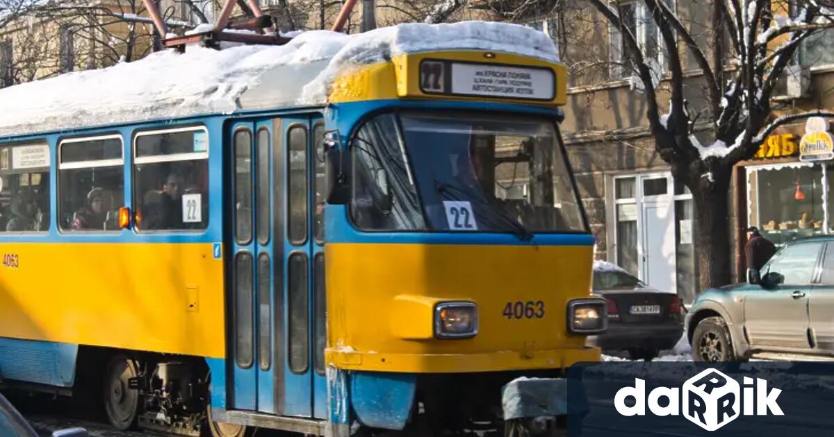 Млада жена е била нападната с нож в трамвай в