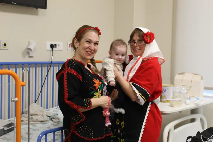  Баба Марта и помощницата й Мартеничка изненадаха малчуганите, които се лекуват в,Мама и Аз’ 