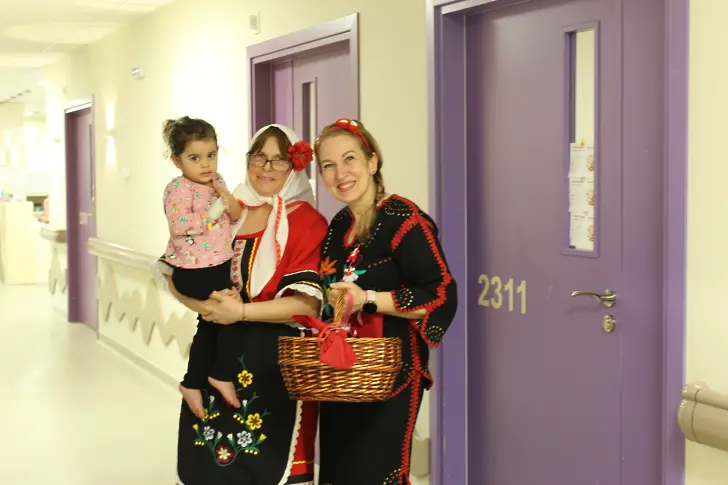  Баба Марта и помощницата й Мартеничка изненадаха малчуганите, които се лекуват в,Мама и Аз’ 