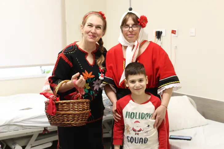  Баба Марта и помощницата й Мартеничка изненадаха малчуганите, които се лекуват в,Мама и Аз’ 