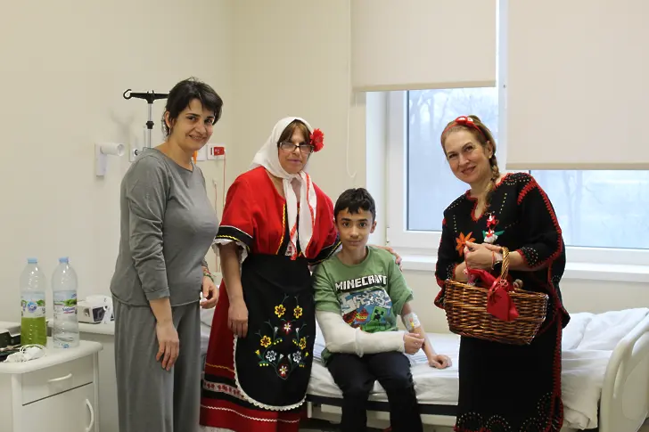  Баба Марта и помощницата й Мартеничка изненадаха малчуганите, които се лекуват в,Мама и Аз’ 