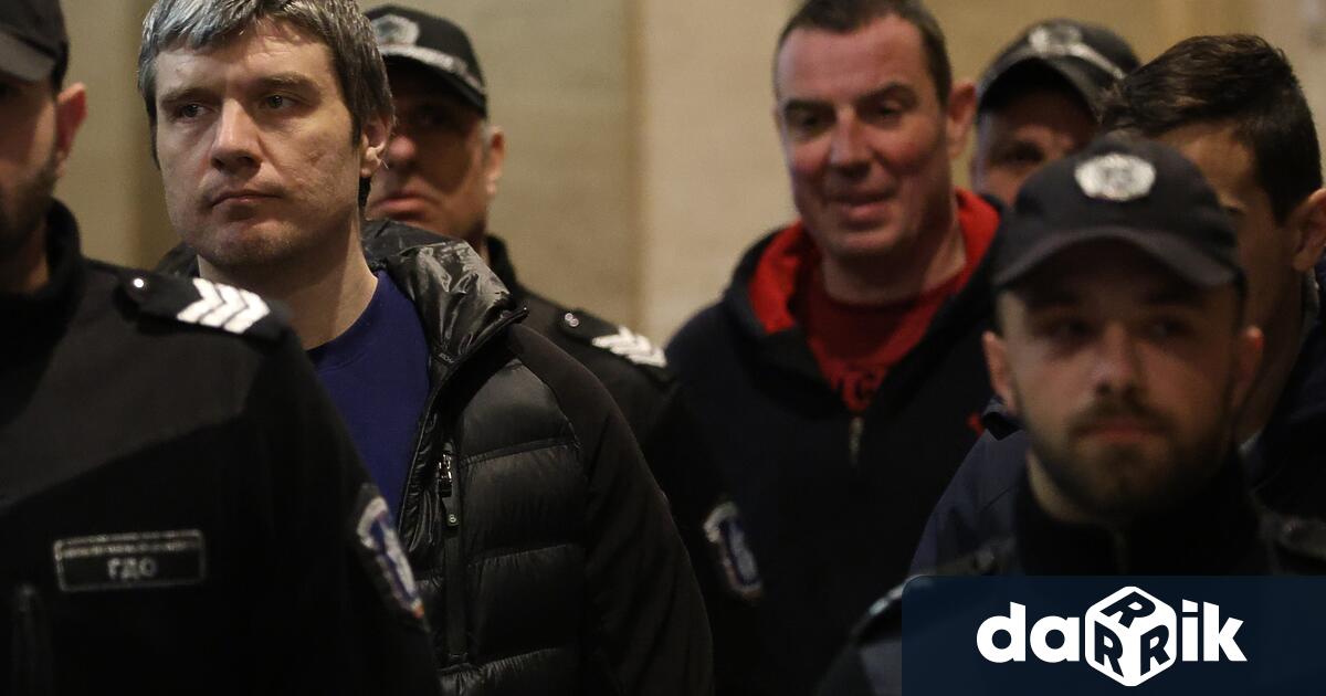 С освирквания и клетви към съдебния състав беше посрещнато решението