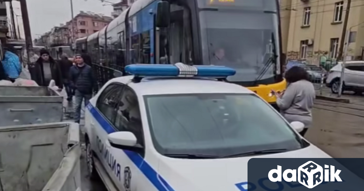 Неправилно паркирана патрулка спря движението на трамваите на Петте кьошета