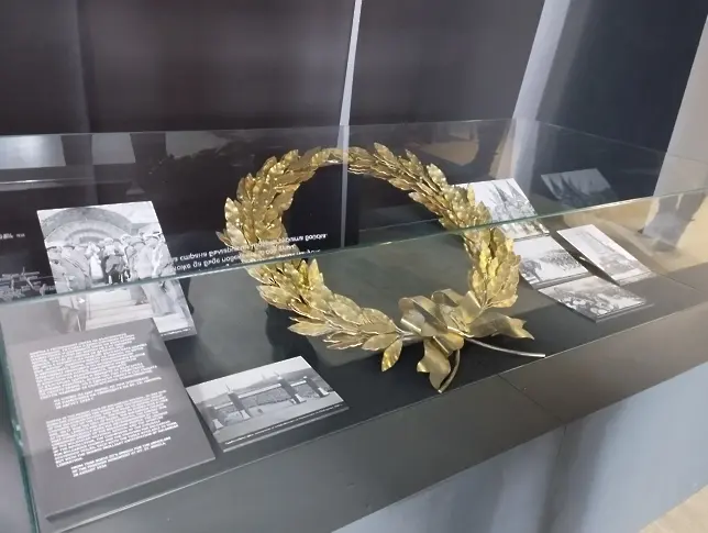  Каква е историята на златния венец, поднесен от Цар Борис III в памет на героите от Шипка? 