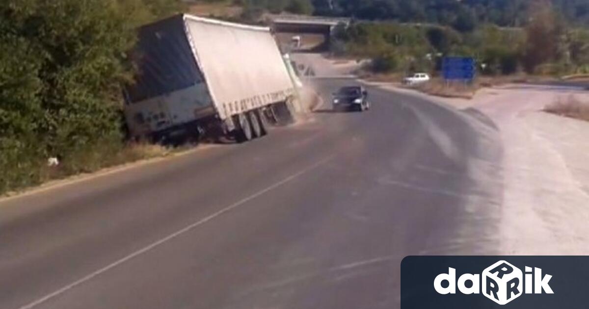 Румънски водач на товарен автомобил Ман с полуремарке е самокатастрофирал