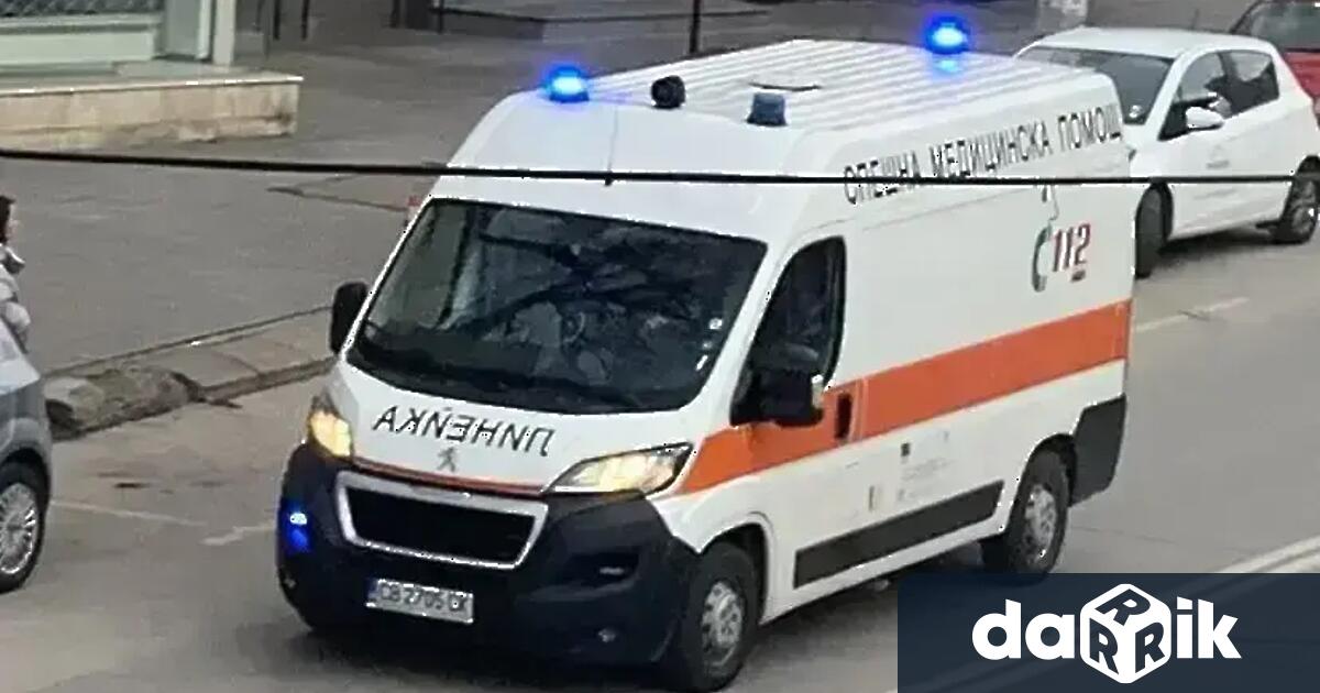 Девет души са пострадали при катастрофа между линейка и джип