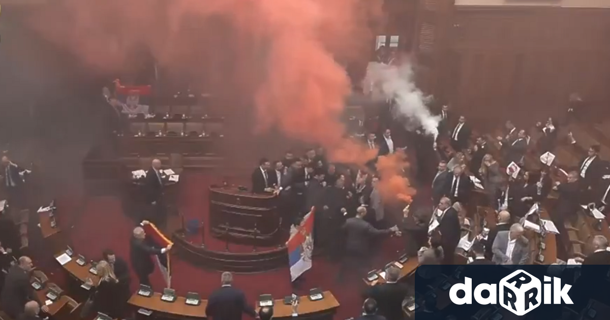 Напрежение хаос и дим белязаха първото заседание на сръбския парламент