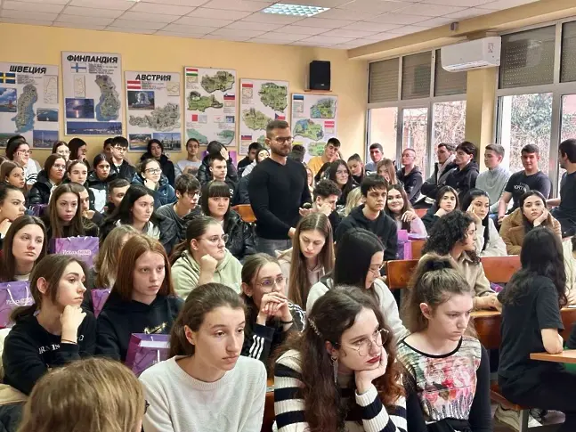  Ученици от СУ „ Иван Вазов “ участваха в семинар „ Младите българи – здрави и дейни “ в Плевен 