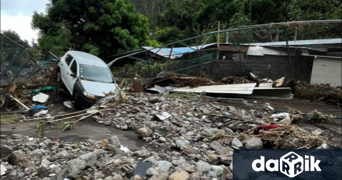 Най малко четирима души са загинали след като в петък циклонът