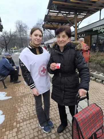  Младите червенокръстци от Троян и Тетевен зарадваха деца в риск и жители по случай 1 март 