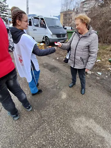  Младите червенокръстци от Троян и Тетевен зарадваха деца в риск и жители по случай 1 март 