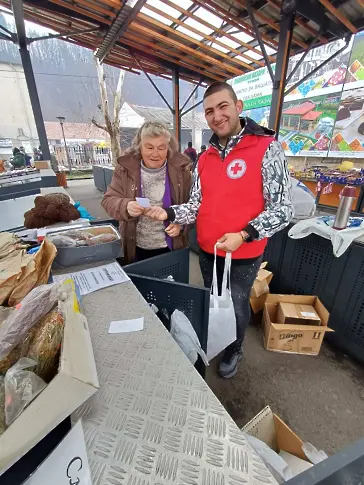 Младите червенокръстци от Троян и Тетевен зарадваха деца в риск и жители по случай 1 март 