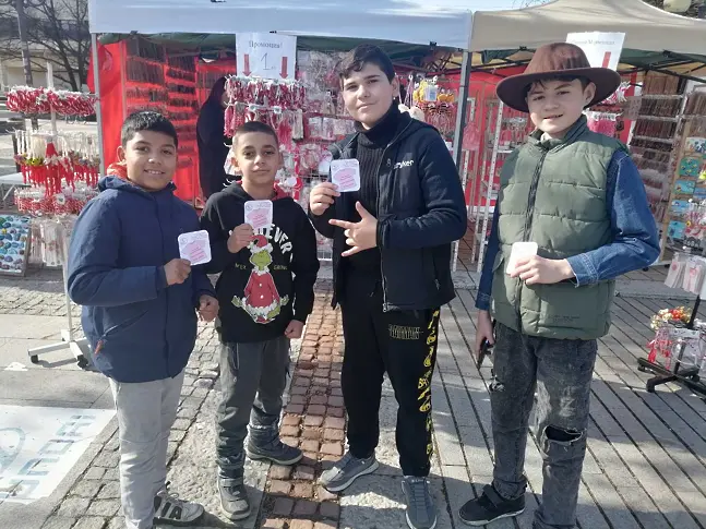  Младите червенокръстци от Троян и Тетевен зарадваха деца в риск и жители по случай 1 март 