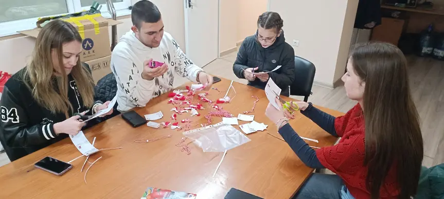  Младите червенокръстци от Троян и Тетевен зарадваха деца в риск и жители по случай 1 март 