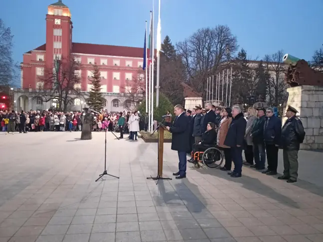  В Плевен отбелязването на Националния празник на България приключи с тържествена заря - инспекция 