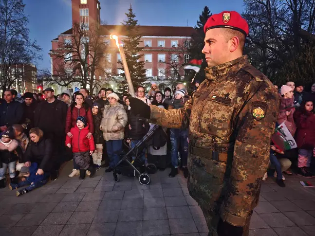  В Плевен отбелязването на Националния празник на България приключи с тържествена заря - инспекция 