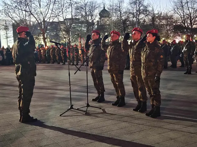  В Плевен отбелязването на Националния празник на България приключи с тържествена заря - инспекция 