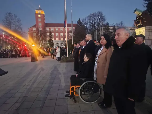  В Плевен отбелязването на Националния празник на България приключи с тържествена заря - инспекция 