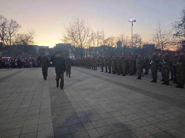  В Плевен отбелязването на Националния празник на България приключи с тържествена заря - инспекция 