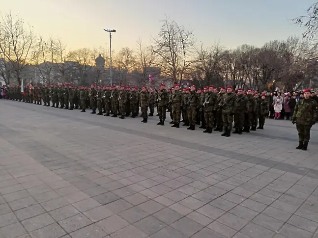  В Плевен отбелязването на Националния празник на България приключи с тържествена заря - инспекция 
