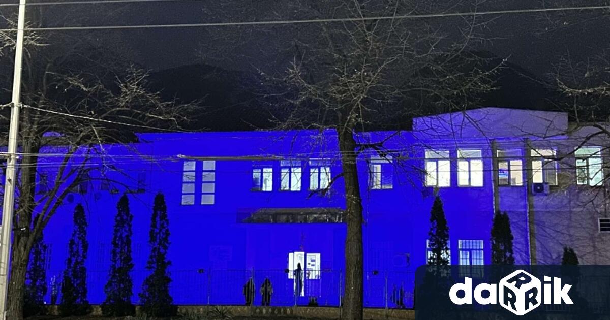 Сградата на Комплексния онкологичен център във Враца бешеосветена в синьо
