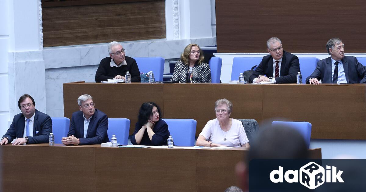 Още в началото на изслушването Лена Бориславова от Продължаваме промяната