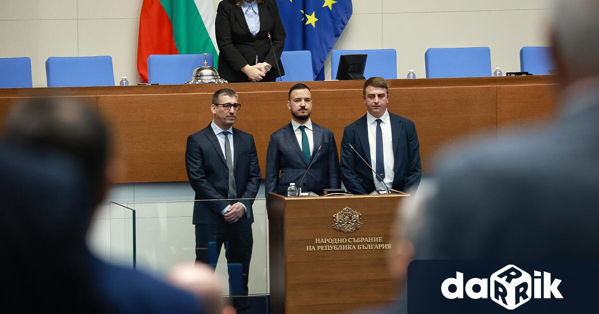 В началото на пленарния ден на Народното събрание в петък