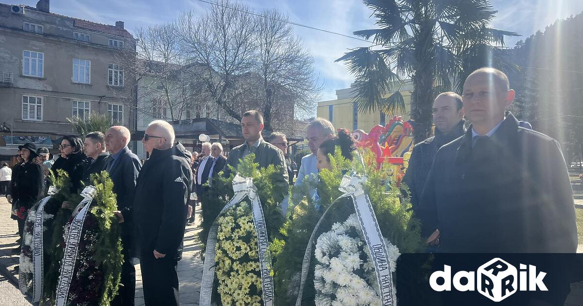 Венци и цветя на признателност на паметника на Димитър Пешев