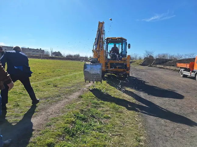  Започна ремонт на някогашния боен стадион 